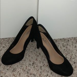 Kelly & Katie suede black pumps!